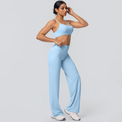 Sport-BH und weite Yoga-Hose in hellblau, frontseitig, entspannte Pose