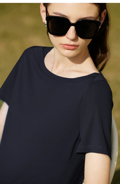 Damen T-Shirt im minimalistischen Stil mit One-Line Kragen und kurzen Ärmeln