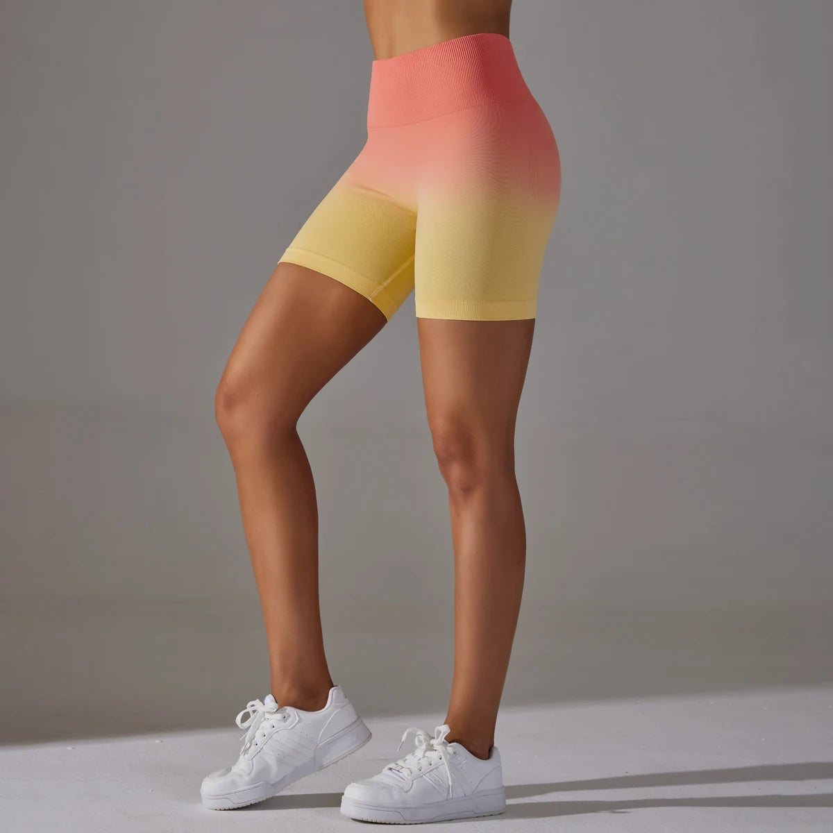 Nahtlose High-Waist Yoga-Shorts mit Push-up, Farbverlauf gelb zu rosa