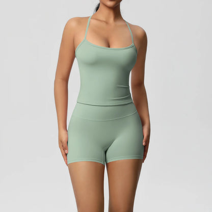 Olivgrünes nahtloses Yoga-Set: Trägerhemd und Shorts, eng anliegend