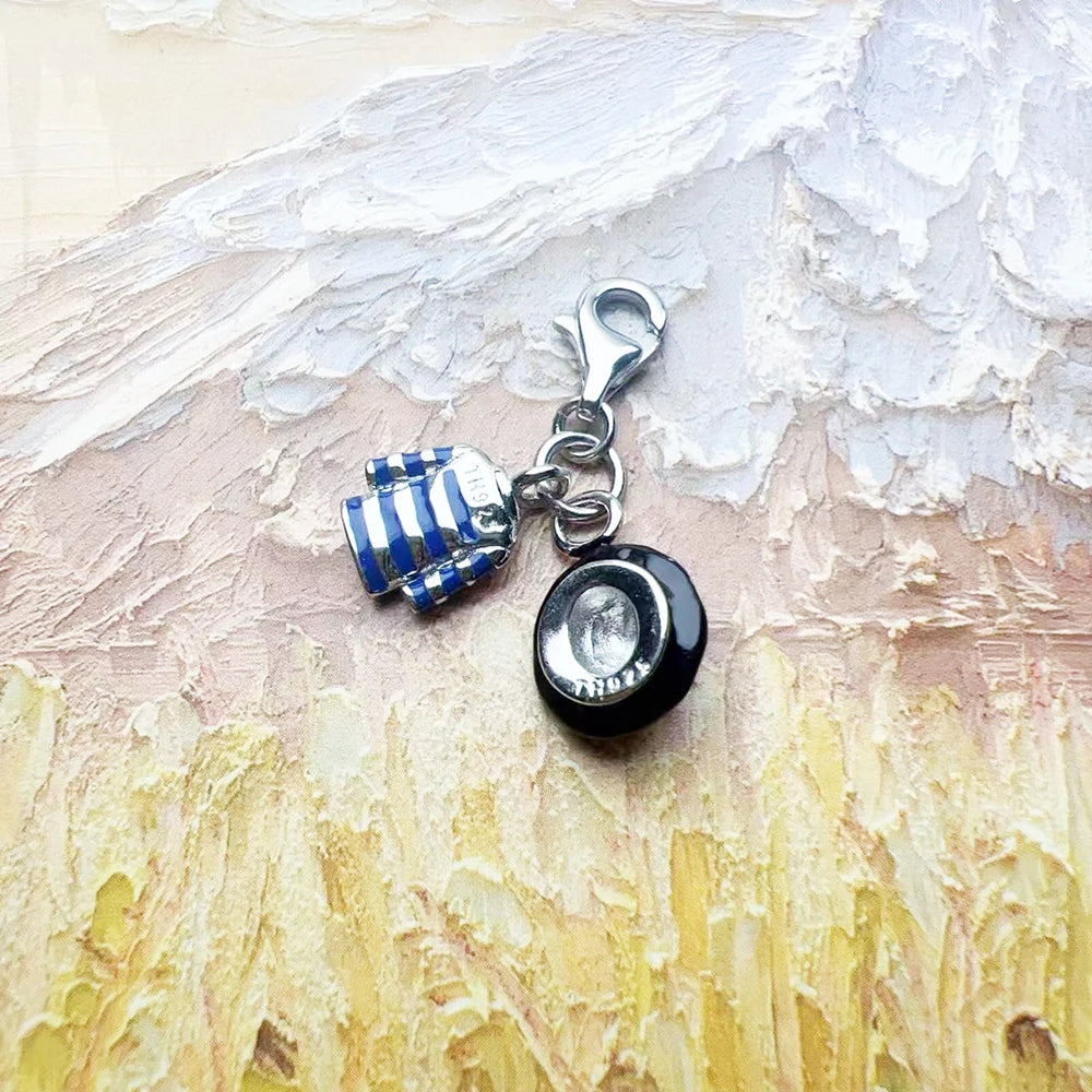Hängender Silber-Charm-Anhänger mit Baskenmütze und blau-weiß gestreiftem Hemd
