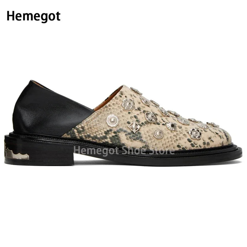 Beiger Herren-Loafer mit Schlangenoptik, Ziernieten und schwarzem Absatz, Slip-On