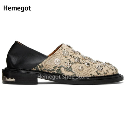 Beiger Herren-Loafer mit Schlangenoptik, Ziernieten und schwarzem Absatz, Slip-On