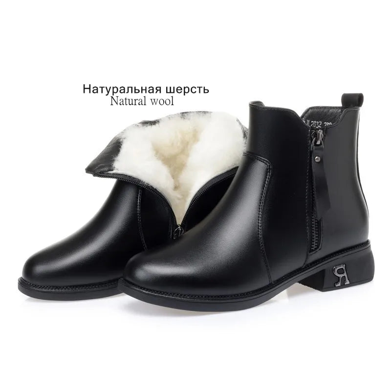 Schwarze Stiefelette mit hellem Fellfutter am Schaft und Blockabsatz.