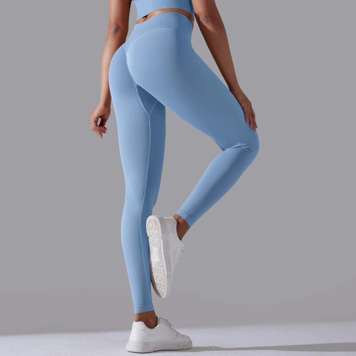 Nahtlose Yoga-Hose, hohe Taille, hellblau, Bewegungsansicht im Stand