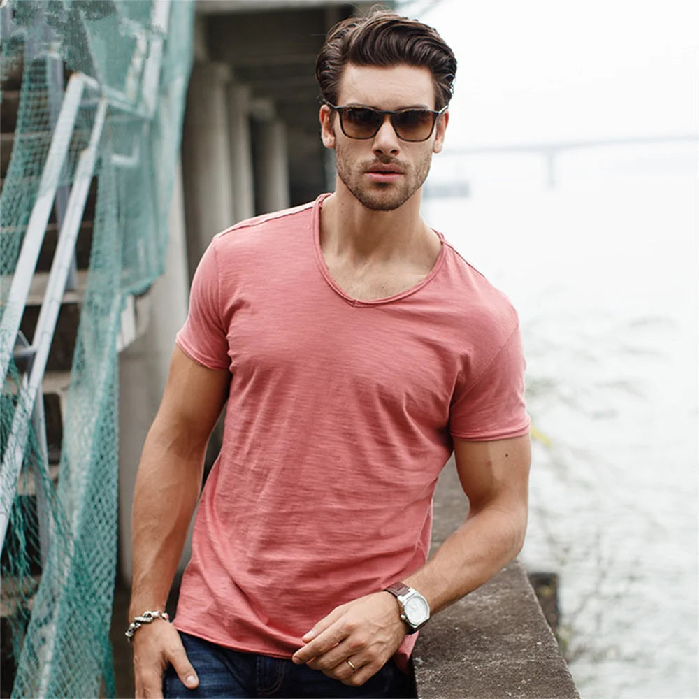 Herren-T-Shirt mit V-Ausschnitt, kurzarm, rosafarben meliert (Modellansicht)