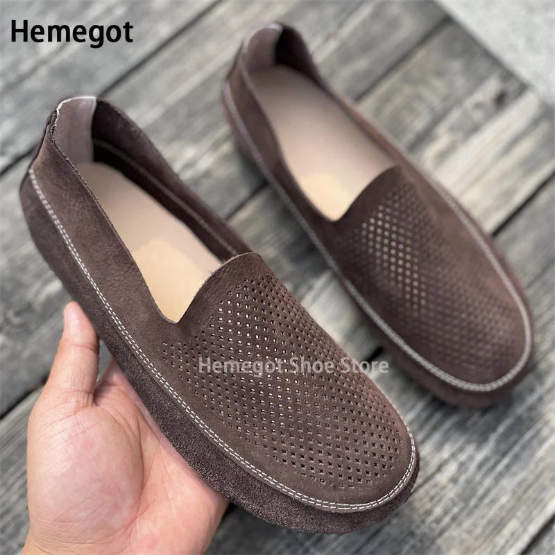 Herren-Slipper dunkelbraun im Paar, Slip-On mit perforiertem Vorderteil und heller Innenseite.