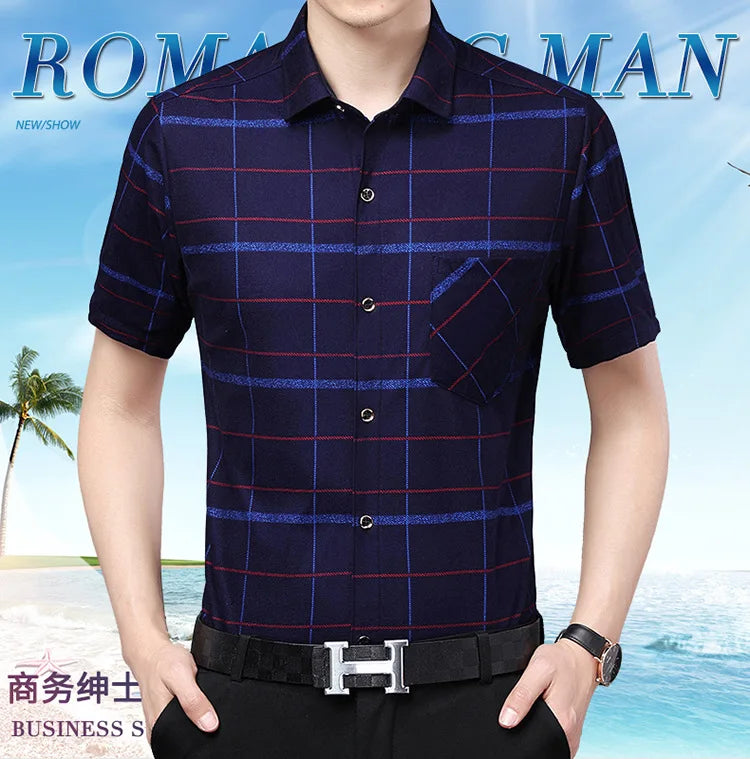 Leichtes Herren-Poloshirt aus Eisseide mit kurzen Ärmeln und klassischem Kragen in einfarbigem Design.