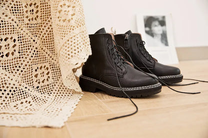 Schwarze kurze Stiefeletten mit Schnürung, glattes Leder und dicke, profilierte Sohle