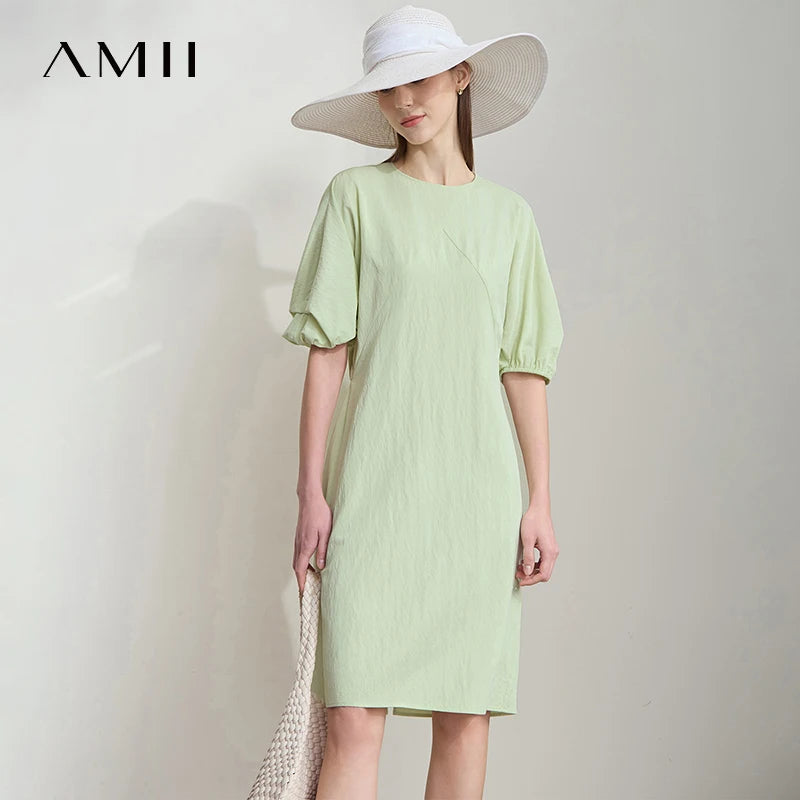 Hellgrünes Sommerkleid mit kurzen Puffärmeln und geradem, knielangem Schnitt.