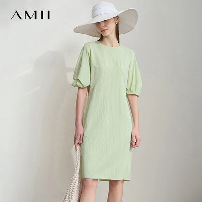 Hellgrünes Sommerkleid mit kurzen Puffärmeln und geradem, knielangem Schnitt.