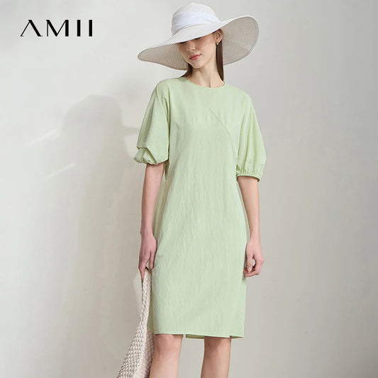 Hellgrünes Sommerkleid mit kurzen Puffärmeln und geradem, knielangem Schnitt.