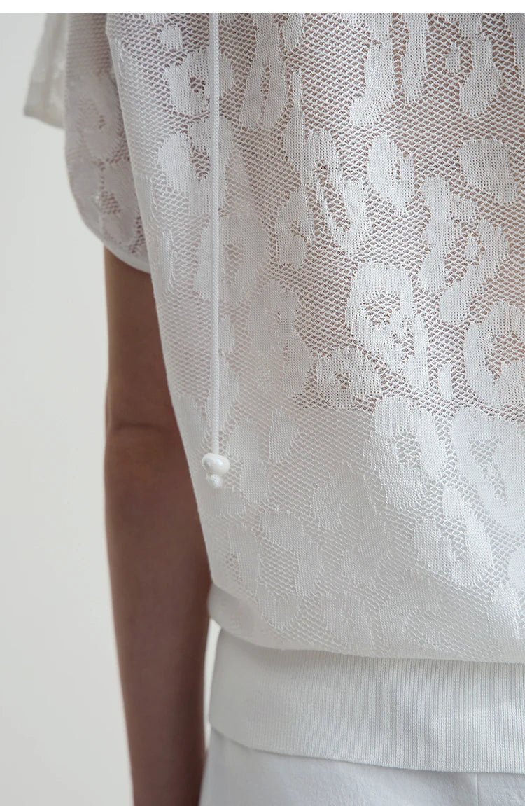 Beiges Kurzarm-T-Shirt mit floraler Jacquard-Spitze, Rundhalsausschnitt und Knopfdetail