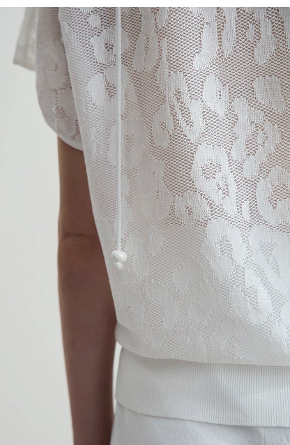 Beiges Kurzarm-T-Shirt mit floraler Jacquard-Spitze, Rundhalsausschnitt und Knopfdetail