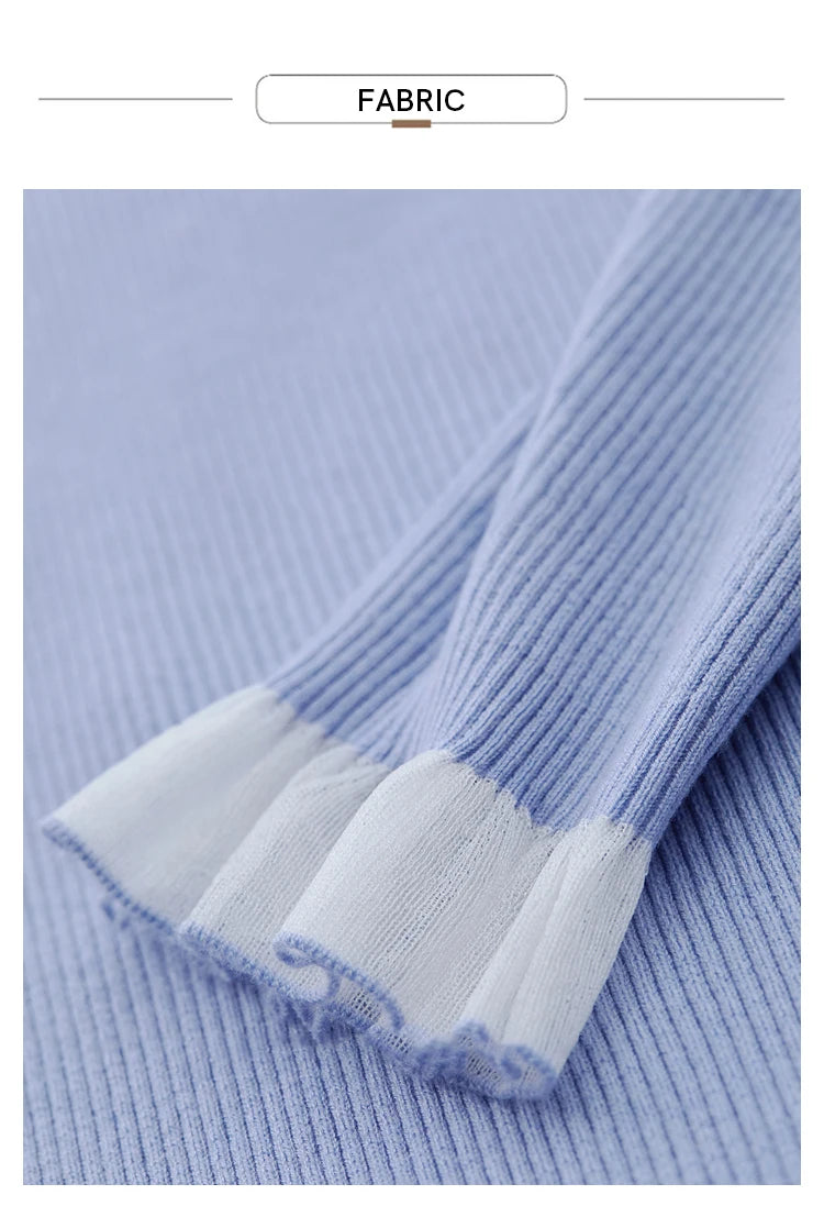 Blauer Strickstoff mit Rippmuster und Saumabschlüssen am Ärmel
