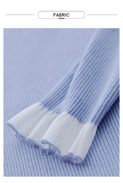 Blauer Strickstoff mit Rippmuster und Saumabschlüssen am Ärmel