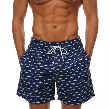 Kurze Herren-Shorts mit Print, Reißverschlusstaschen und schnelltrocknendem Material – ideal für Strand und Sport.