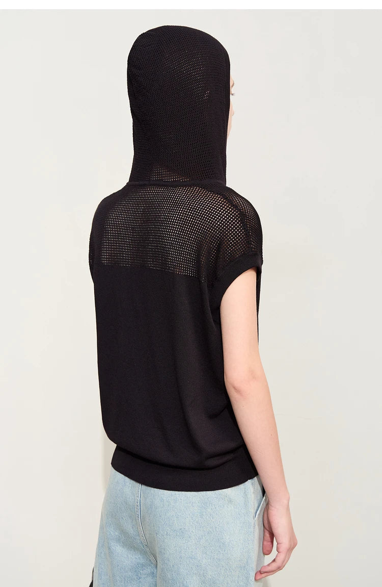 Damenkapuzenpullover mit kurzem Arm, schwarzem Strick, lockerer Passform, hinten offen getragen.