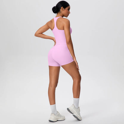 Rosa Yoga-Set von der Seite hinten: ärmellose Weste mit Trägern und Shorts