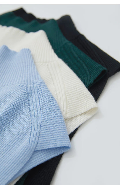 Ärmelloser Rollkragenpullover, gerippter Kragen und Schulterpartie, Farbmix aus Hellblau, Creme, Schwarz