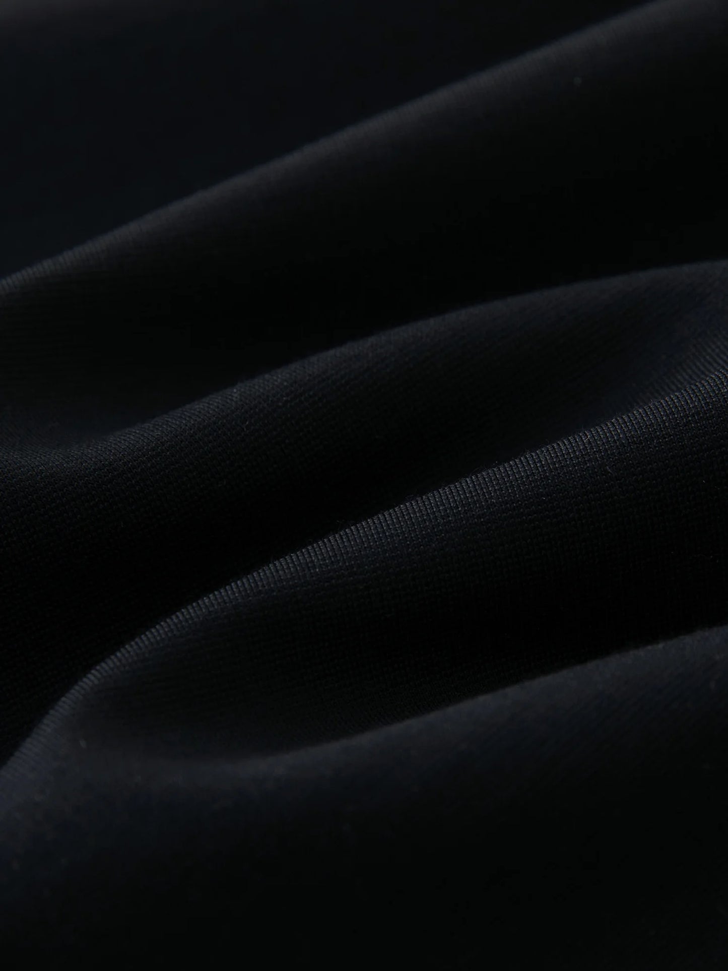 Damen-Bluse in Übergröße mit doppeltem Lagenlook und Puppenkragen, Hohldesign und Stickerei – modisches Sommerhemd für den Arbeitsalltag.