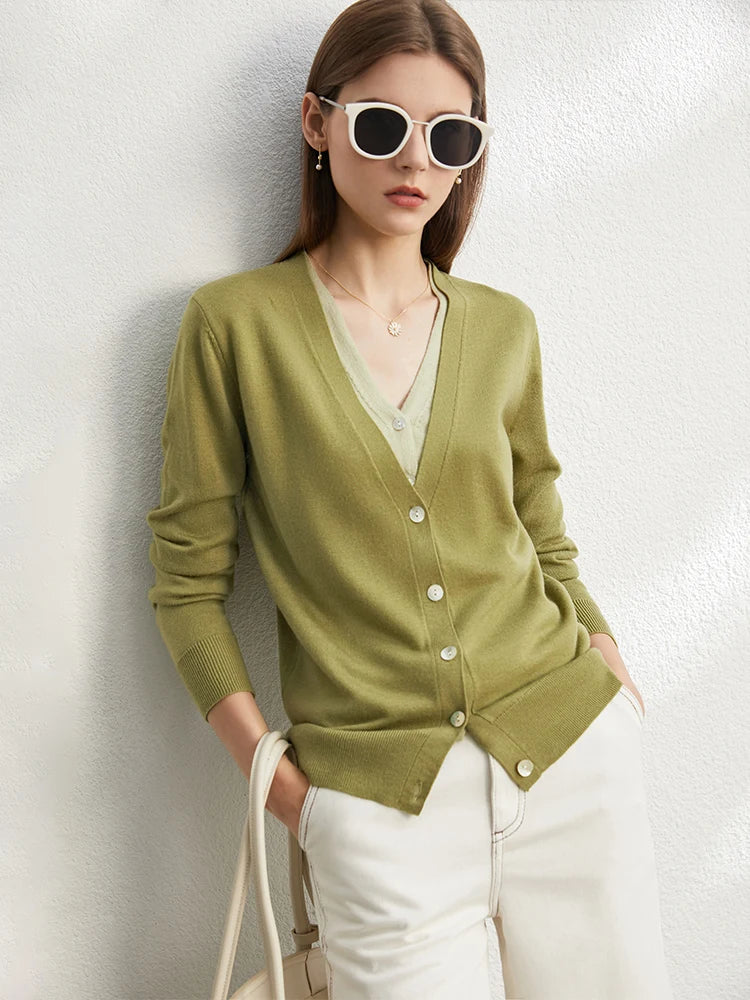 AMII Wolljacke mit V-Ausschnitt, Knopfleiste und langen Ärmeln, olivgrün