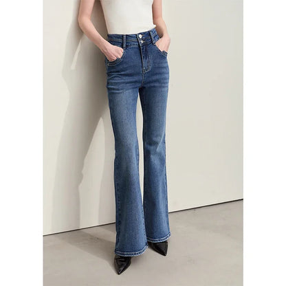 Elegante Damen-Jeanshose aus Baumwolle im minimalistischen Design – schmal geschnittene, sommerliche Denim-Hose für einen lässigen Look.