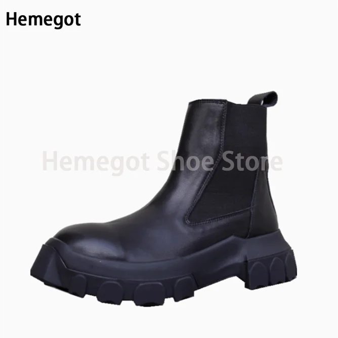 Schwarzer Chelsea-Boot mit elastischem Einsatz und hoher Profilsohle