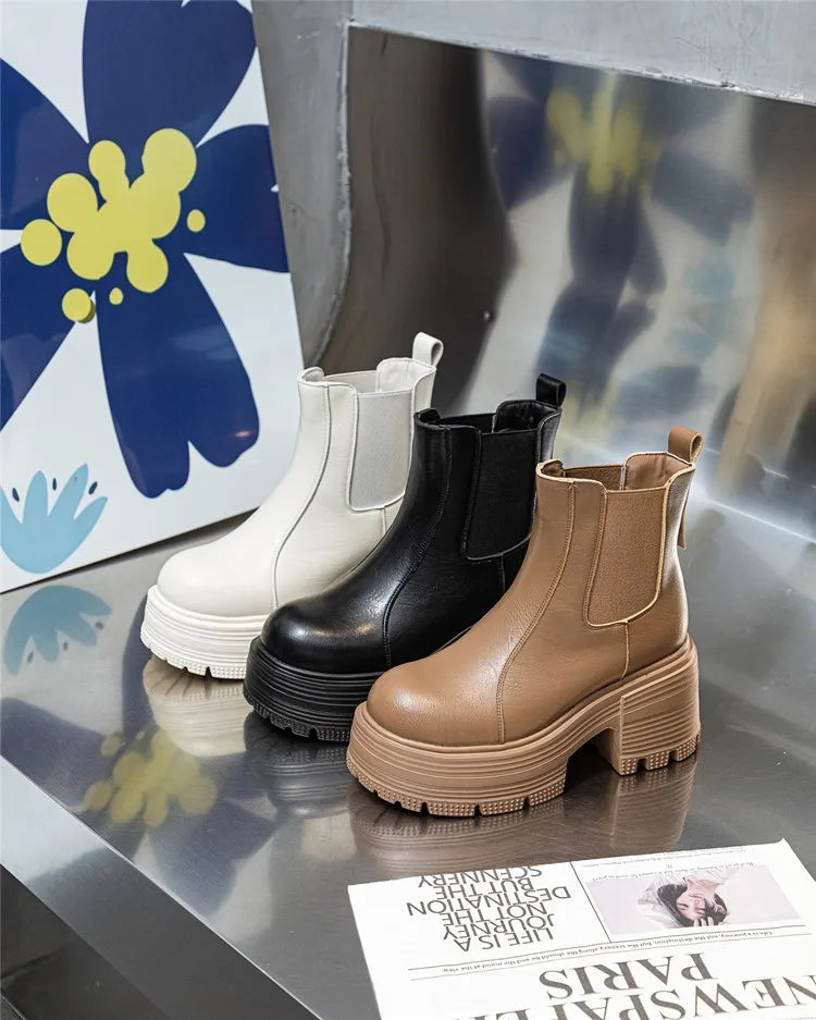 Set aus Chelsea-Stiefeletten: weiße, schwarze und braune Modelle mit Blockabsatz und Plattformsohle.