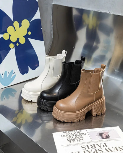 Set aus Chelsea-Stiefeletten: weiße, schwarze und braune Modelle mit Blockabsatz und Plattformsohle.