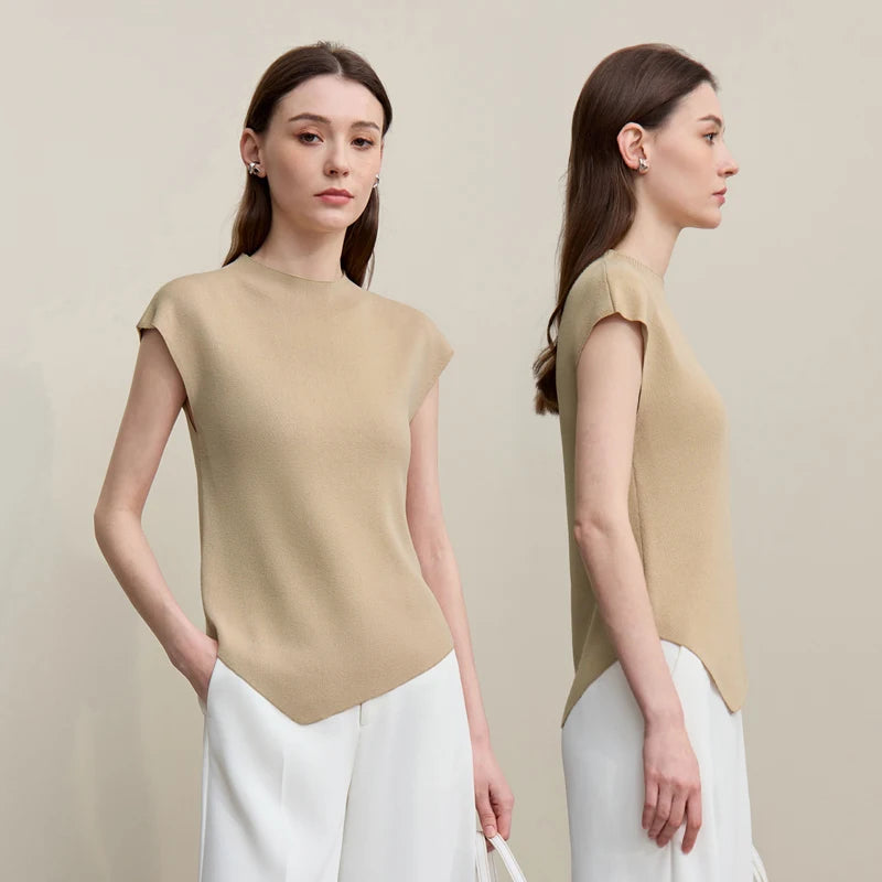 Beiges Stricktop mit Stehkragen, kurzarm und asymmetrischem Saum, figurbetont
