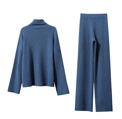 Blauer Rollkragenpullover und weite Hose, gerader Schnitt, Rippstrickoptik