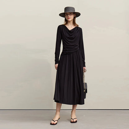 Elegantes Gestricktes Damenkleid Mit Wasserfallausschnitt Und A-Line