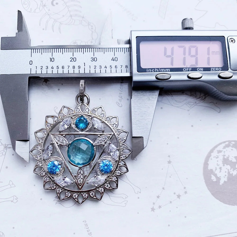 Runder Sterlingsilber-Anhänger mit blauem Cabochon, Zirkonia-Rand und seitlichen blauen Steinen