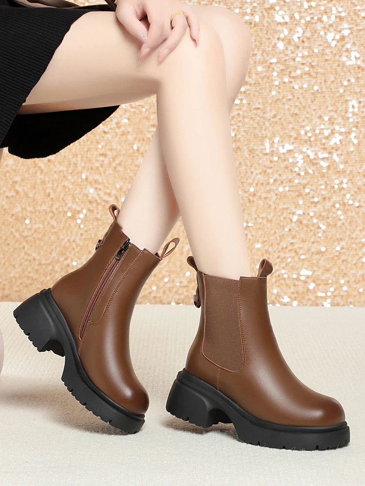 Damen-Chelsea-Boots in Braun mit Schnür-/Krawattenzug, elastischen Seiten und Profilsohle