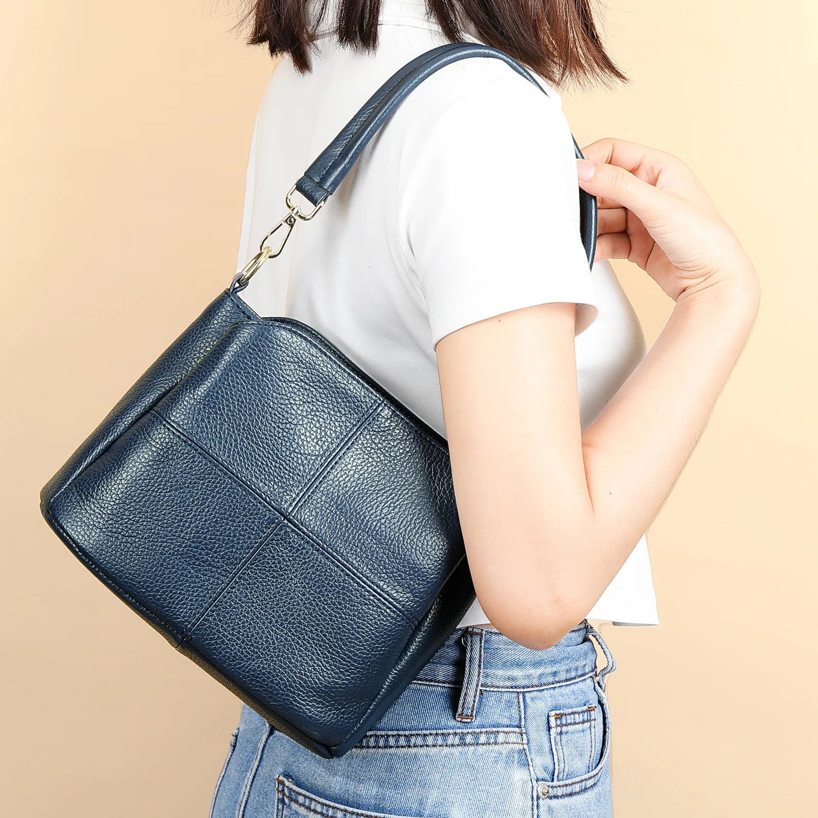 Damen-Schultertasche aus Leder in Dunkelblau mit Klappdeckel, Kettengriff und Umhängeriemen