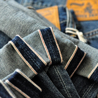 Männer Jeans im Vintage-Stil mit bestickten Patches und zerrissenen Details