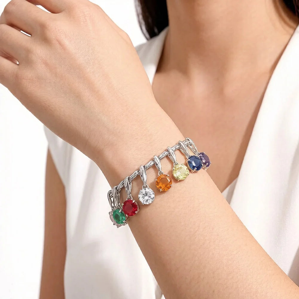 Silbernes Geburtsstein-Armband mit sechs Farbsteinen und Schließen-Details am Arm