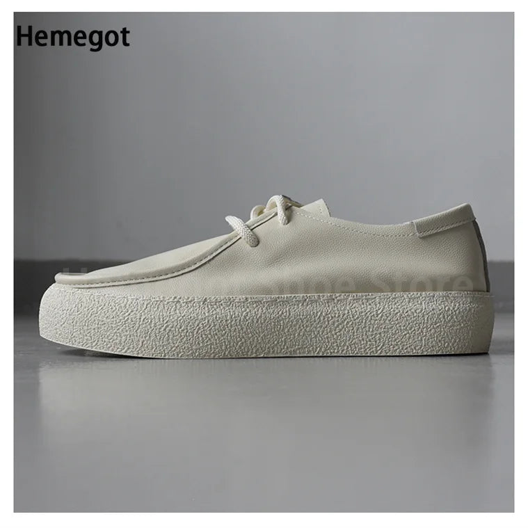 Weiße Herrenschuhe mit Schnürung und dicker Sohle, Seitenansicht