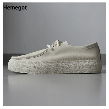 Weiße Herrenschuhe mit Schnürung und dicker Sohle, Seitenansicht
