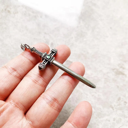 Schwert-Anhänger aus 925 Sterling Silber in Hand gehalten, Pariergriff-Detail