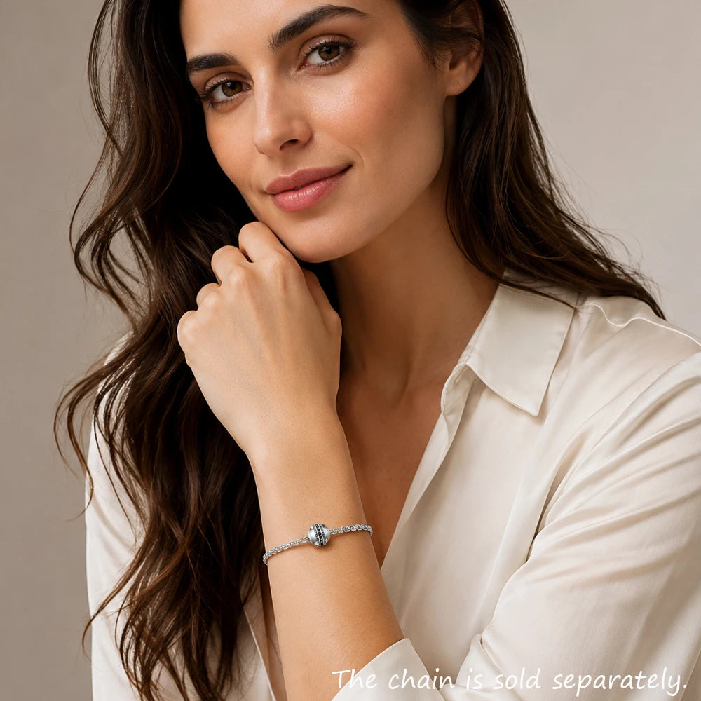 Silberner Charm an Armband mit schwarzen Zierstreifen und Steindekor