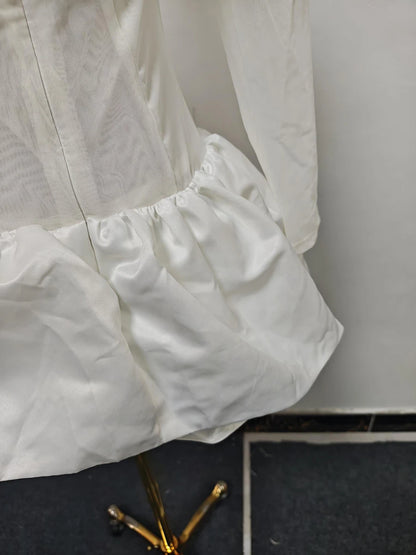 Elegantes Damen-Kleid mit Reverskragen, langen Ärmeln und Patchwork-Design – figurbetont und stilvoll.