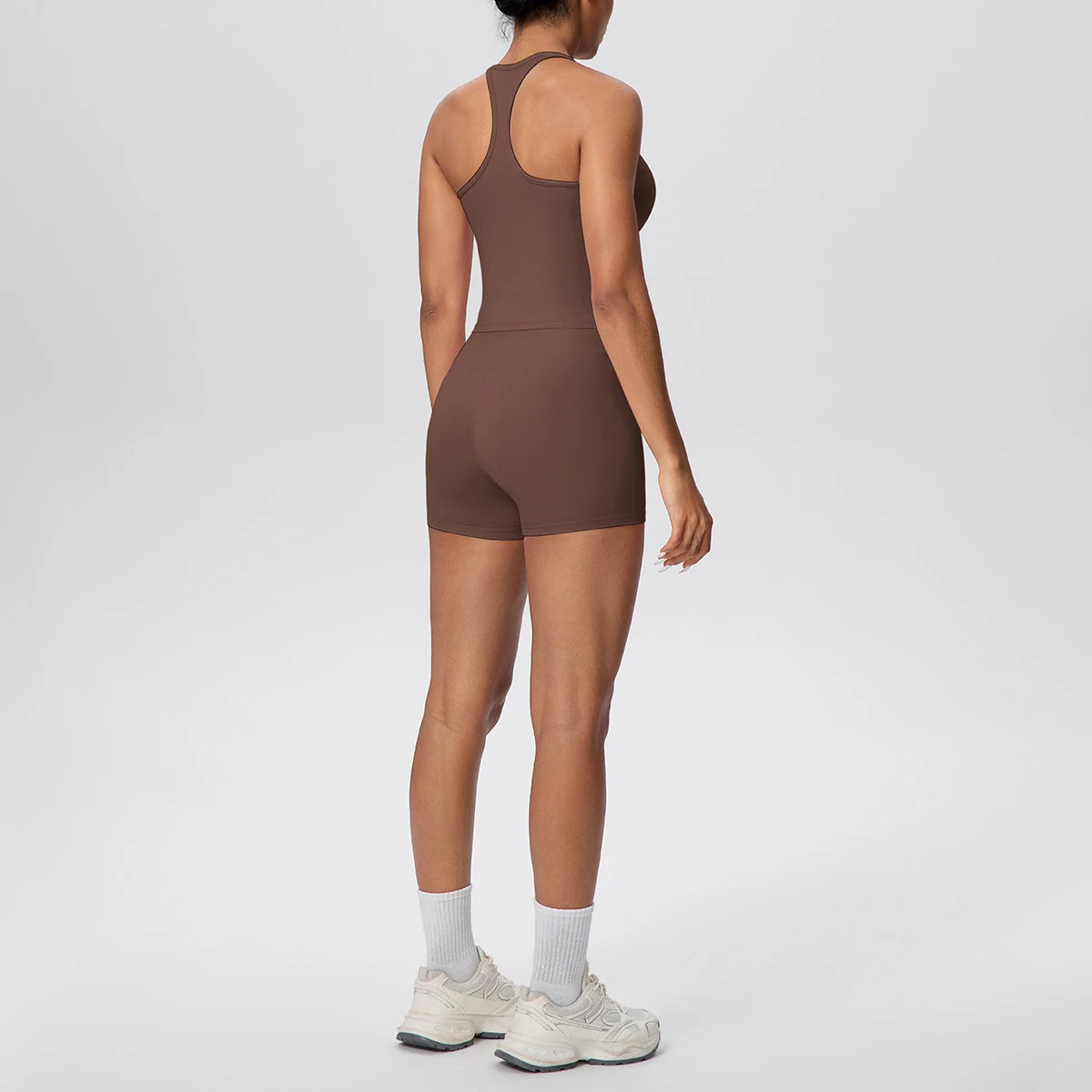 Braunes Yoga-Set von hinten: ärmellose Weste mit Trägern und High-Waist-Shorts