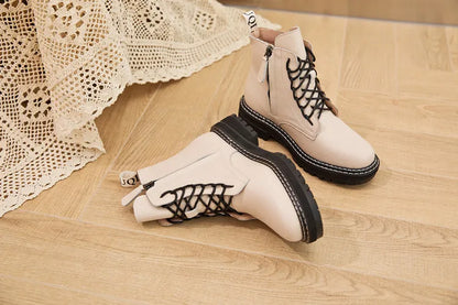 Beige kurze Stiefeletten mit Schnürung, schwarze Ziernaht und dicke schwarze Sohle