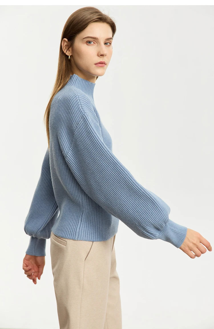 Hellblauer Wollpullover mit Stehkragen und weiter Silhouette, gerippt
