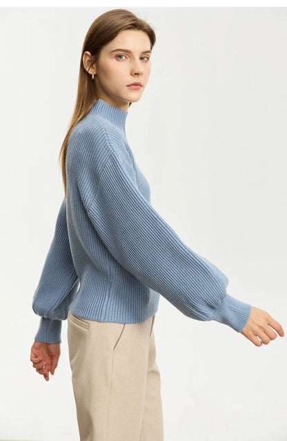 Hellblauer Wollpullover mit Stehkragen und weiter Silhouette, gerippt