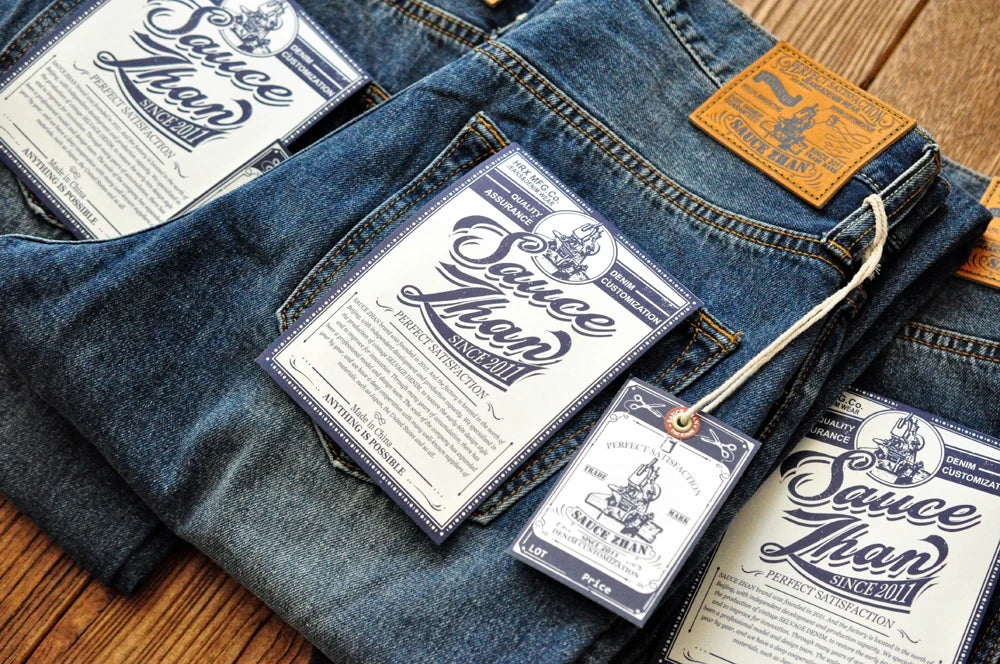 Männer Jeans im Vintage-Stil mit bestickten Patches und zerrissenen Details
