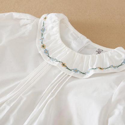 Langarm-Oberteil aus Baumwolle für Mädchen im Alter von 2–6 Jahren. Hübsche Kinderkleidung mit Rüschenkragen und lässigem Stil