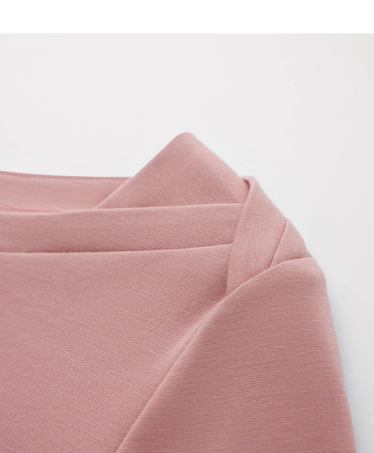 Damen T-Shirt im minimalistischen Stil mit One-Line Kragen und kurzen Ärmeln